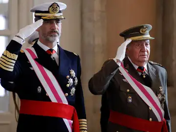 Juan Carlos I y Felipe VI, dos monarcas distintos pero vistos como adecuados a la España de sus reinados Juan Carlos I y Felipe VI, dos monarcas distintos pero vistos como adecuados a la España de sus reinados