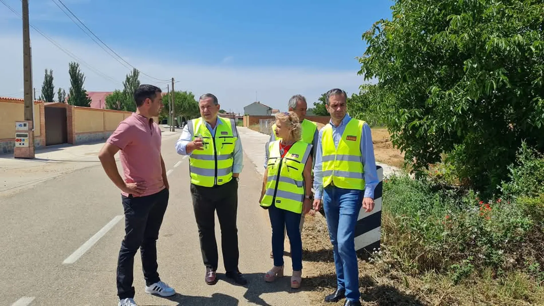 Javier Faúndez durante una visita al tramo de la carretera entre Arcos de la Polvorosa y Santa Colomba de las Monjas junto a la diputada Atilana Martínez y los alcaldes Roberto Rodríguez López y Manuel Paulino Barrios