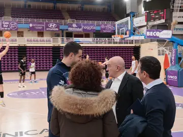 El alcalde Jesús Julio Carnero y la concejal Mayte Martínez en una visita al Pabellón Pisuerga El alcalde de Valladolid, Jesús Julio Carnero, y la concejal de Participación Ciudadana y Deportes, Mayte Martínez, en la visita al pabellón Pisuerga, donde se llevan a cabo obras de urgencia para reparar las cubiertas.REMITIDA / HANDOUT por AYUNTAMIENTO DE VALLADOLIDFotografía remitida a medios de comunicación exclusivamente para ilustrar la noticia a la que hace referencia la imagen, y citando la procedencia de la imagen en la firma20/11/2025