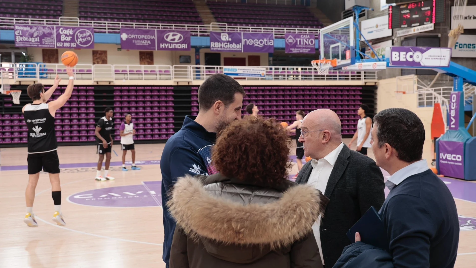 El alcalde de Valladolid, Jesús Julio Carnero, y la concejal de Participación Ciudadana y Deportes, Mayte Martínez, en la visita al pabellón Pisuerga, donde se llevan a cabo obras de urgencia para reparar las cubiertas.REMITIDA / HANDOUT por AYUNTAMIENTO DE VALLADOLIDFotografía remitida a medios de comunicación exclusivamente para ilustrar la noticia a la que hace referencia la imagen, y citando la procedencia de la imagen en la firma20/11/2025