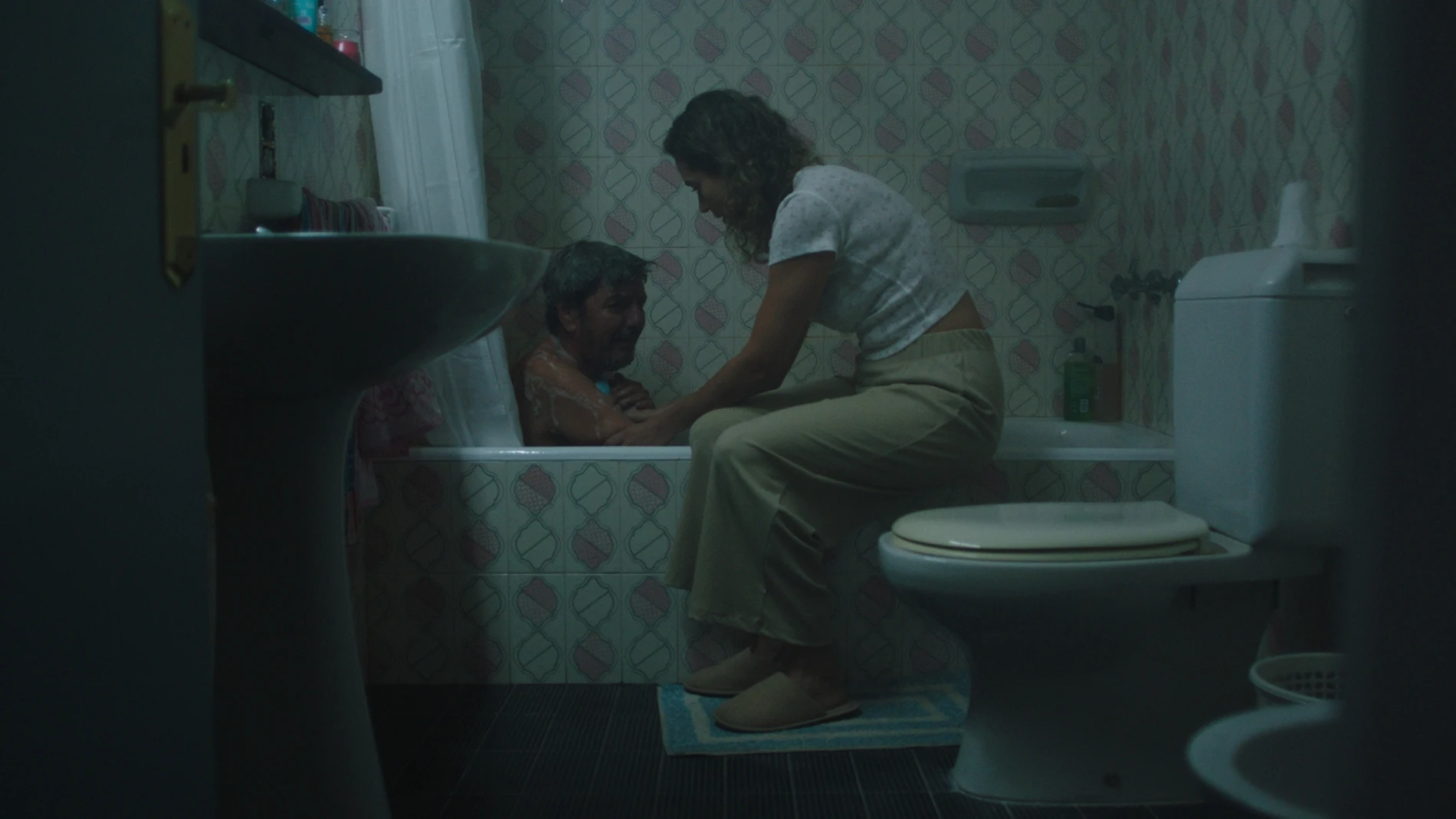 Elena Martínez duchando a su padre, Antonio Dechent, con el que mantiene una difícil relación