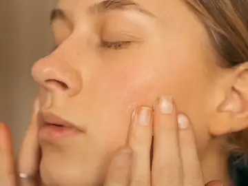 “Dormir bien es más eficaz que cualquier sérum”: los hábitos que realmente iluminan la piel, según una experta “Dormir bien es más eficaz que cualquier sérum”: los hábitos que realmente iluminan la piel, según una experta