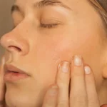 “Dormir bien es más eficaz que cualquier sérum”: los hábitos que realmente iluminan la piel, según una experta