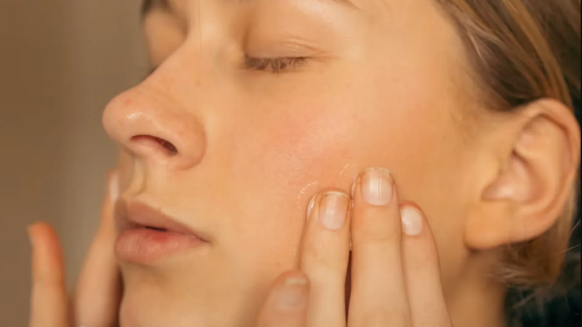 “Dormir bien es más eficaz que cualquier sérum”: los hábitos que realmente iluminan la piel, según una experta