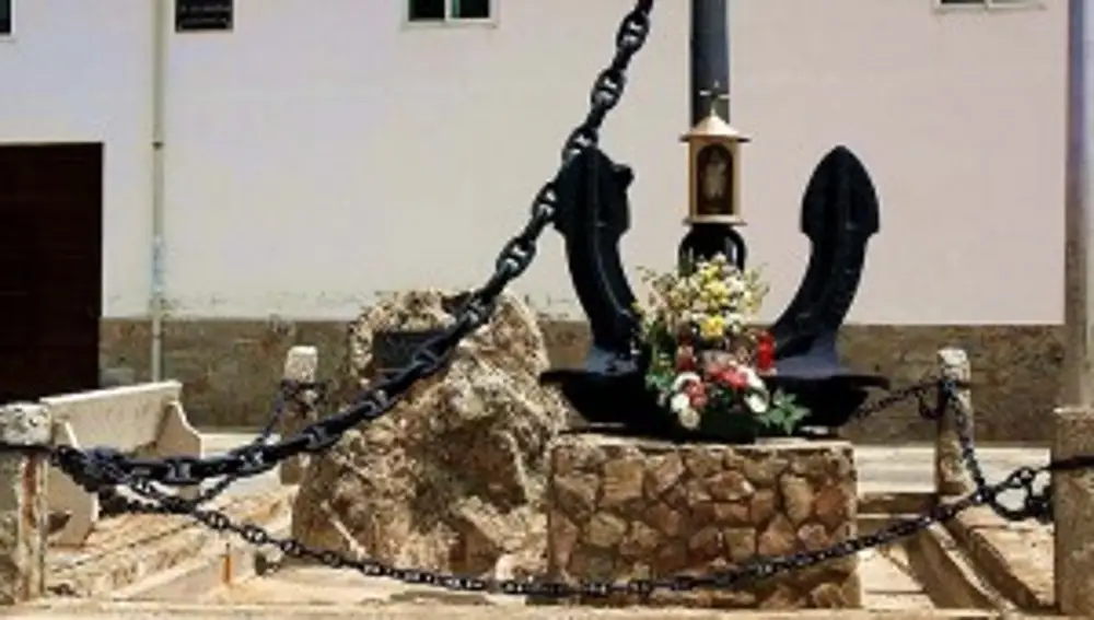 Ancla del buque Canarias en la localidad
