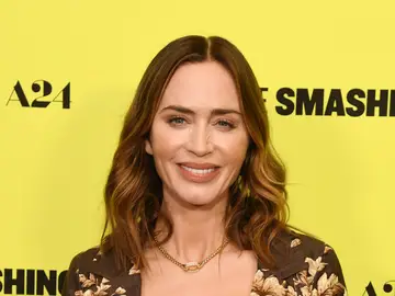 Emily Blunt con el pelo castaño. Emily Blunt con el pelo castaño.