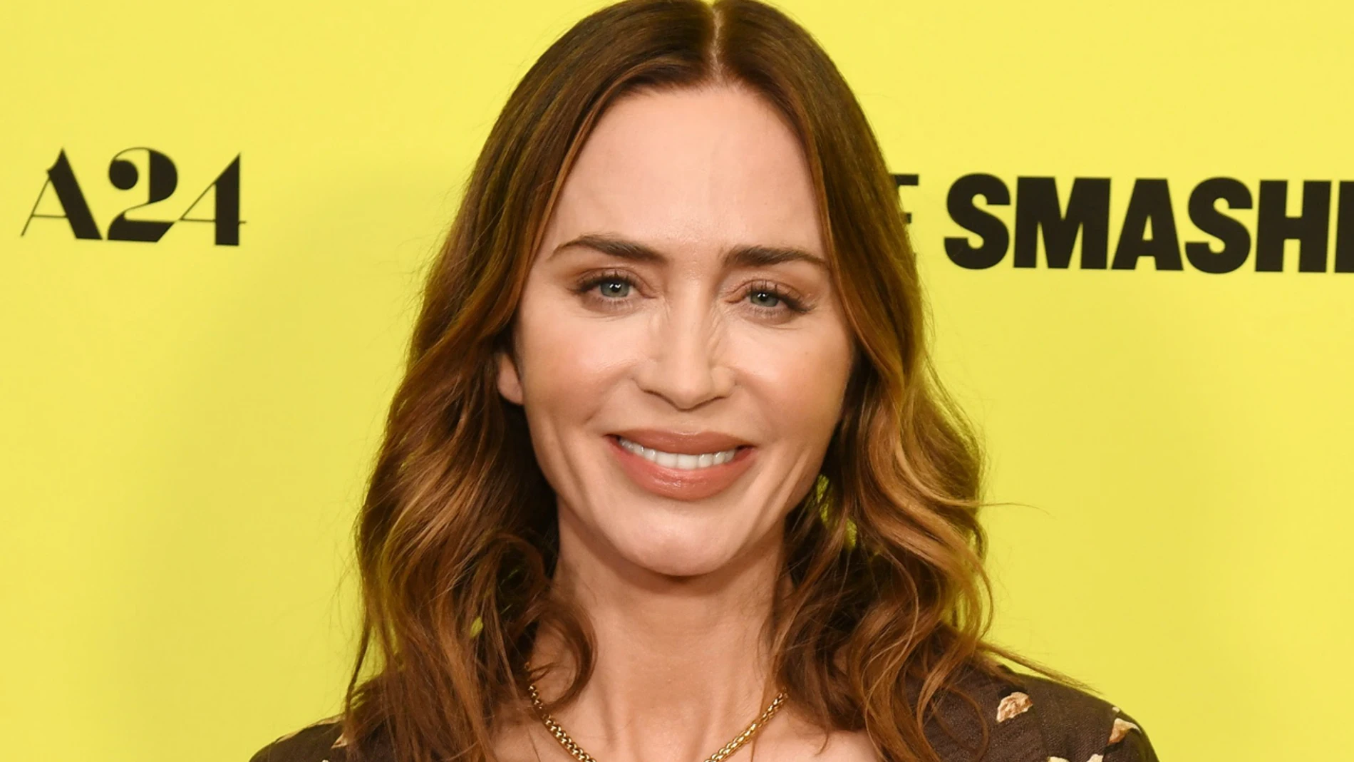 Emily Blunt con el pelo castaño.