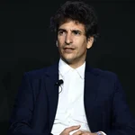 Quién es Lorenzo Bertelli, el heredero de Prada que tomará el timón de Versace tras la compra por 1.250 millones y cuál es su plan