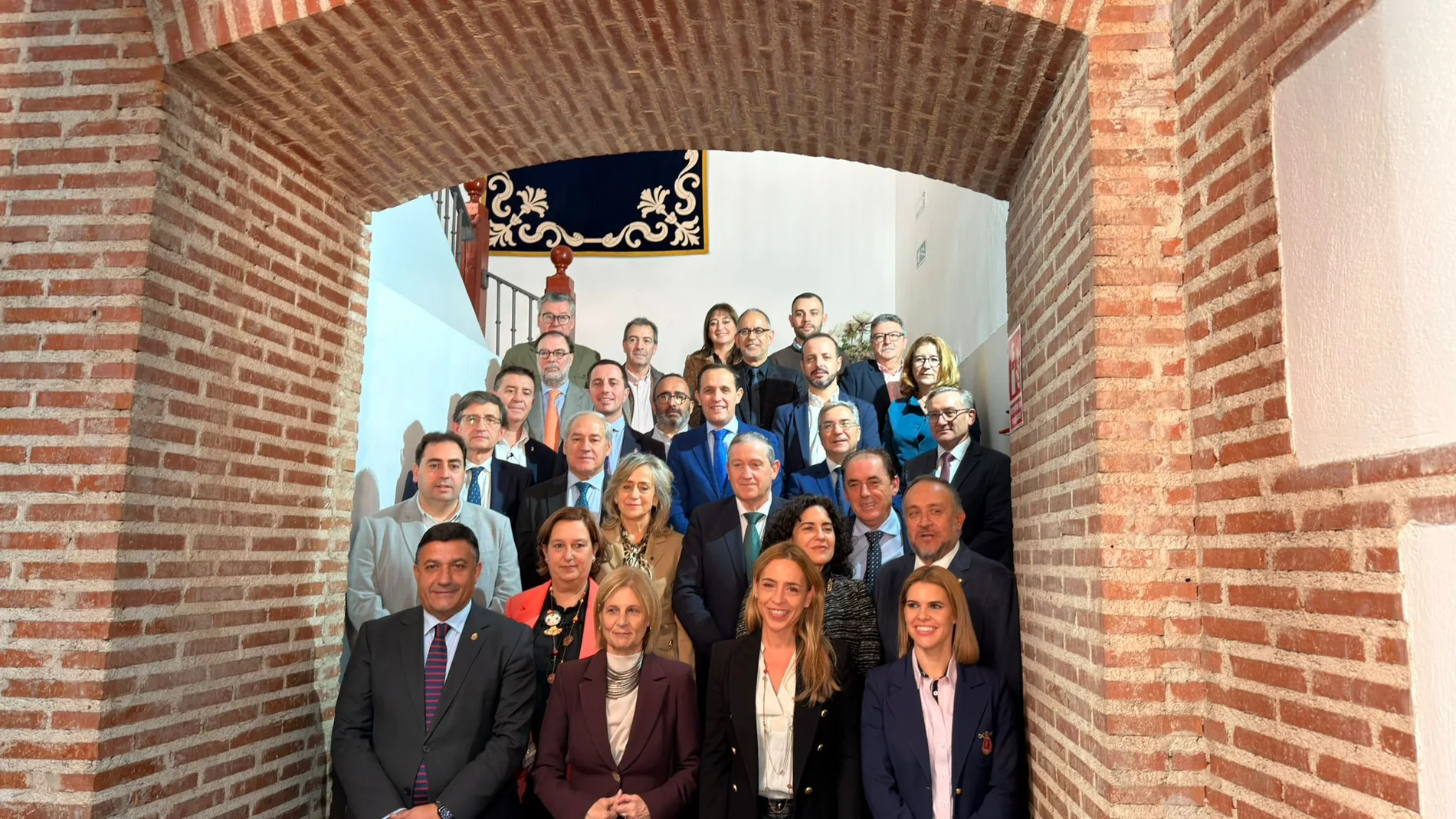 Foto de familia de presidentes de diputaciones y diputados, alcaldes y concejales que han participado en la jornada de la FEMP