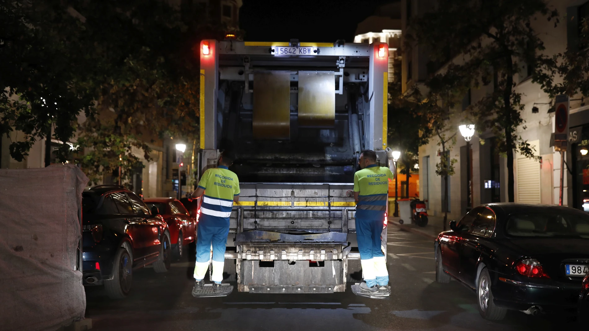 Camiones de recogida nocturna de basuras en el centro de Madrid. © Jesús G. Feria.