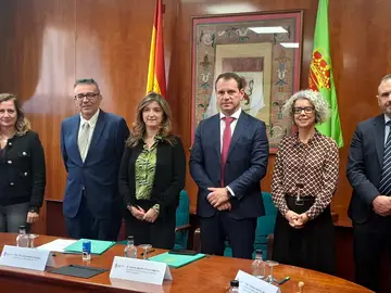 La rectora y el gerente de la ULE, Nuria González y Luis Javier Mediero, respectivamente, y, por parte de Unicaja, el director territorial de Banca de Empresas Centro y Expansión, Carlos Martín-Forero; la gerente de Negocio Institucional de Castilla y León, Cristina Sánchez, y el director de zona de León Centro, José María García, participan en el acto de la firma La rectora y el gerente de la ULE, Nuria González y Luis Javier Mediero, respectivamente, y, por parte de Unicaja, el director territorial de Banca de Empresas Centro y Expansión, Carlos Martín-Forero; la gerente de Negocio Institucional de Castilla y León, Cristina Sánchez, y el director de zona de León Centro, José María García, participan en el acto de la firma