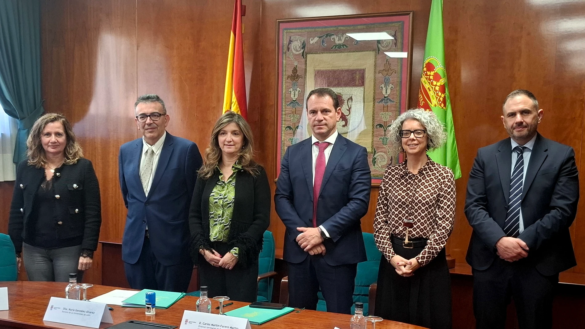 La rectora y el gerente de la ULE, Nuria González y Luis Javier Mediero, respectivamente, y, por parte de Unicaja, el director territorial de Banca de Empresas Centro y Expansión, Carlos Martín-Forero; la gerente de Negocio Institucional de Castilla y León, Cristina Sánchez, y el director de zona de León Centro, José María García, participan en el acto de la firma