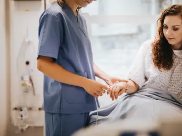 Tratar la enfermedad exige competencia técnica, pero cuidar a la persona requiere empatía, escucha y acompañamiento Tratar la enfermedad exige competencia técnica, pero cuidar a la persona requiere empatía, escucha y acompañamiento