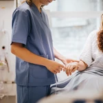 Tratar la enfermedad exige competencia técnica, pero cuidar a la persona requiere empatía, escucha y acompañamiento