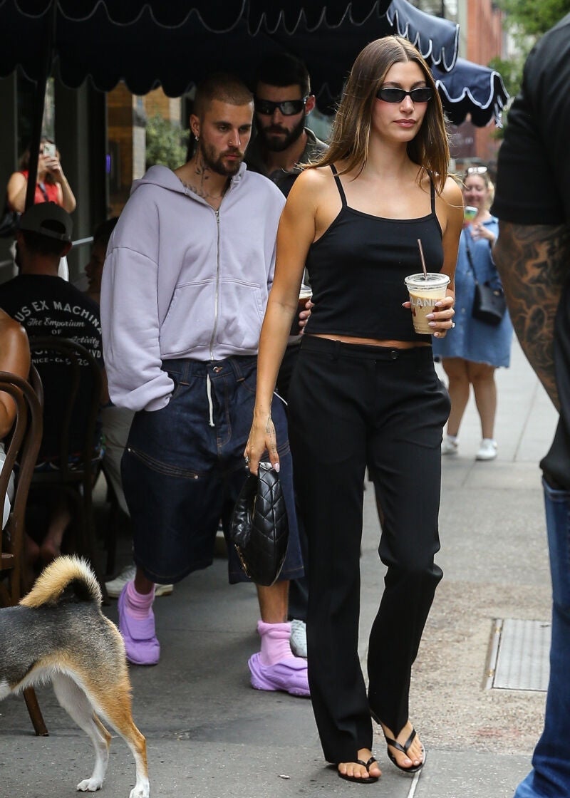 Hailey Bieber con look negro y flip-flops.