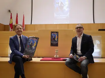 El concejal de Fiestas del Ayuntamiento de Ponferrada, Carlos Cortina (D), junto al director artístico del festival, Juan Mayoral (I), presentan el Festival Internacional ‘Vive la Magia’ El concejal de Fiestas del Ayuntamiento de Ponferrada, Carlos Cortina (D), junto al director artístico del festival, Juan Mayoral (I), presentan el Festival Internacional ‘Vive la Magia’