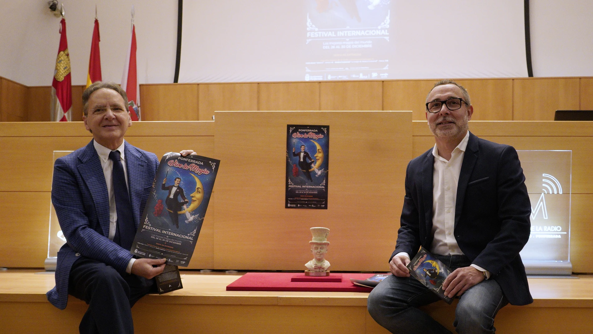 El concejal de Fiestas del Ayuntamiento de Ponferrada, Carlos Cortina (D), junto al director artístico del festival, Juan Mayoral (I), presentan el Festival Internacional ‘Vive la Magia’