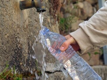 &iquest;Te pueden multar por rellenar garrafas de agua en fuentes p&uacute;blicas? Esto dice la ley
