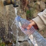 &iquest;Te pueden multar por rellenar garrafas de agua en fuentes p&uacute;blicas? Esto dice la ley