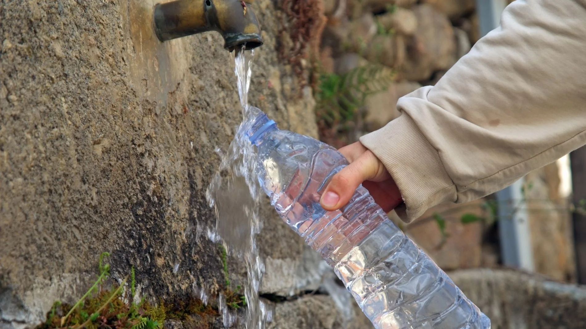 ¿Te pueden multar por rellenar garrafas de agua en fuentes públicas? Esto dice la ley