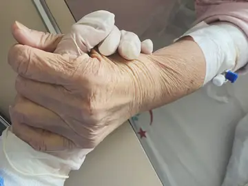 No se limita a realizar técnicas y administrar tratamientos, aborda otras dimensiones No se limita a realizar técnicas y administrar tratamientos, aborda otras dimensiones