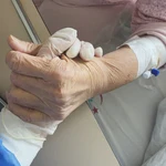 No se limita a realizar técnicas y administrar tratamientos, aborda otras dimensiones