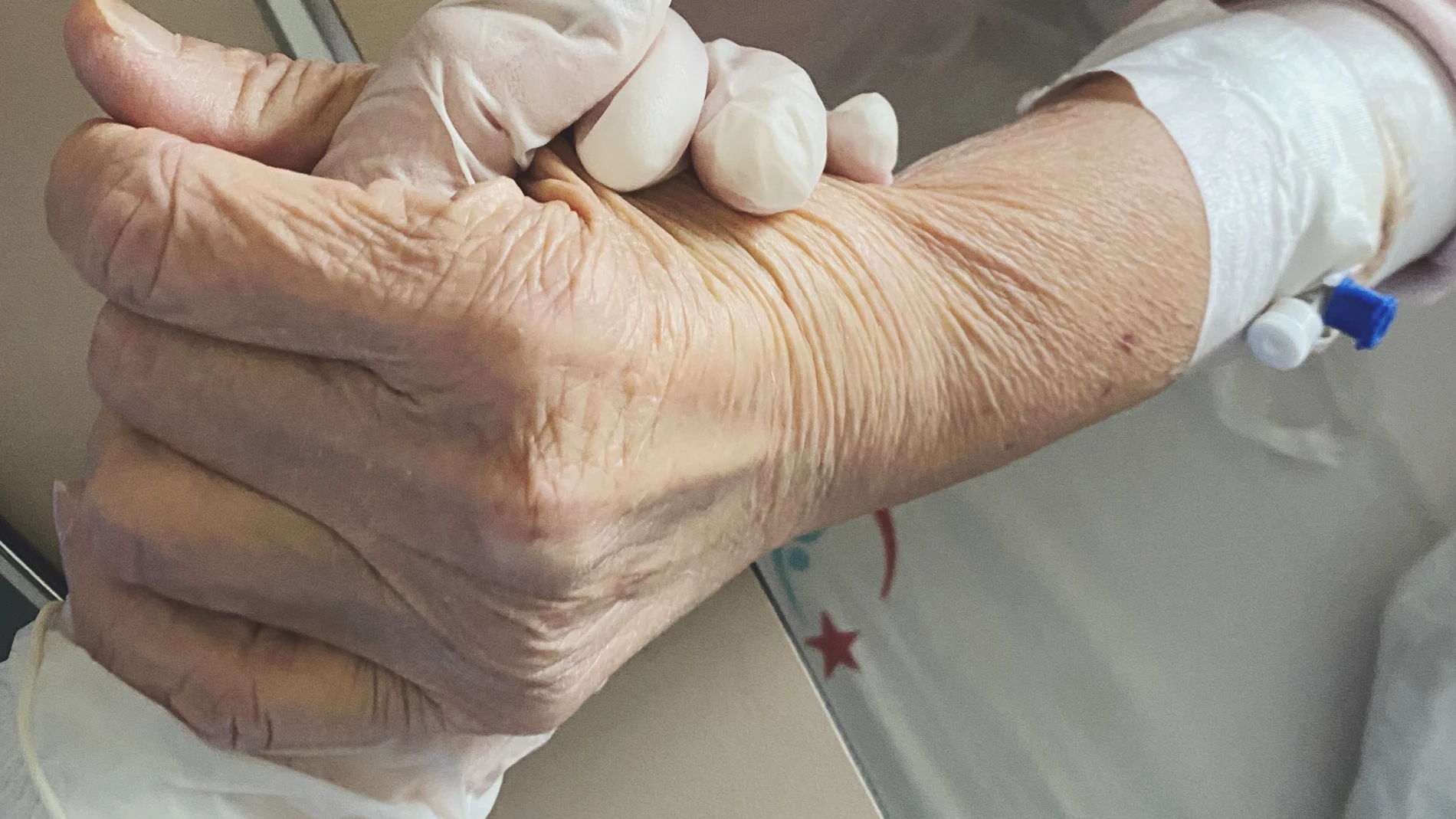 No se limita a realizar técnicas y administrar tratamientos, aborda otras dimensiones