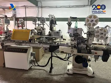 Desmanteladas dos fábricas clandestinas de tabaco en las provincias de Toledo y Valencia TOLEDO/VALENCIA, 20/11/2025.-Funcionarios de Vigilancia Aduanera de la Agencia Tributaria y agentes de Policía Nacional han desmantelado dos fábricas clandestinas de tabaco en las provincias de Toledo y Valencia en las que han intervenido 15 toneladas de picadura en sus distintas fases de producción, nueve toneladas de hoja de tabaco y 180.000 cajetillas de tabaco falsificado. Hay 13 personas detenidas a las que se imputan delitos de contrabando, contra la propiedad industrial y de pertenenci...