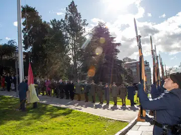 Izado de bandera en los Jardines de la Transición Española, en Chamartín Izado de bandera en los Jardines de la Transición Española, en Chamartín
