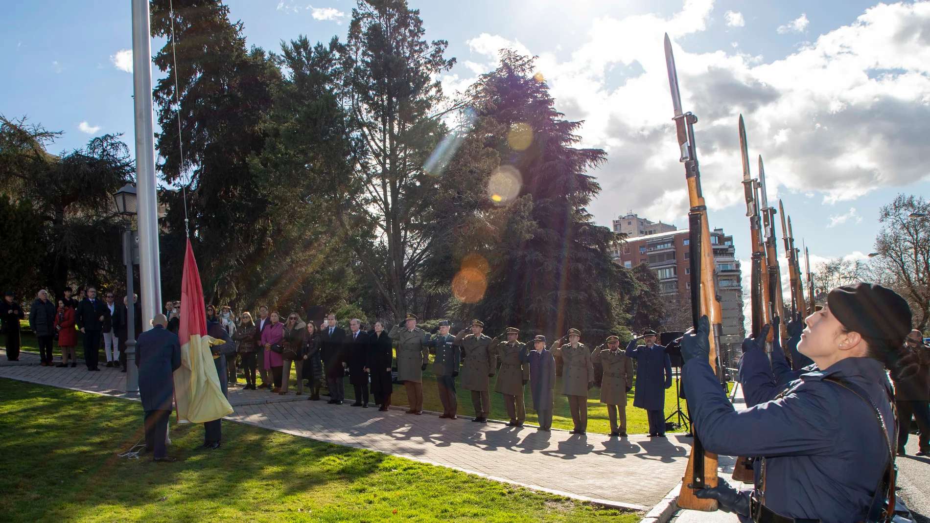 Izado de bandera en los Jardines de la Transición Española, en Chamartín