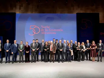 Foto de familia de los premiados en la Noche de la Economía Alicantina de la Cámara de Comercio Foto de familia de los premiados en la Noche de la Economía Alicantina de la Cámara de Comercio