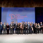 Foto de familia de los premiados en la Noche de la Economía Alicantina de la Cámara de Comercio