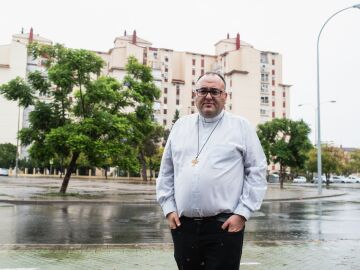 Sergio Codera, con el barrio al fondo