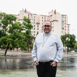 Sergio Codera, con el barrio al fondo