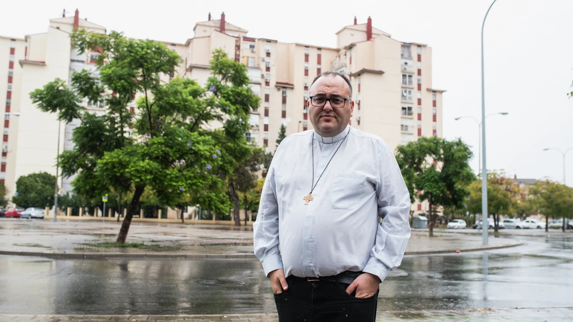 Sergio Codera, con el barrio al fondo