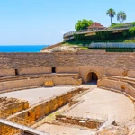 La Península Ibérica fue vital en la época del Imperio Romano y se construyeron muchos anfiteatros, sobre todo cerca del mar Mediterráneo para el control de los romanos