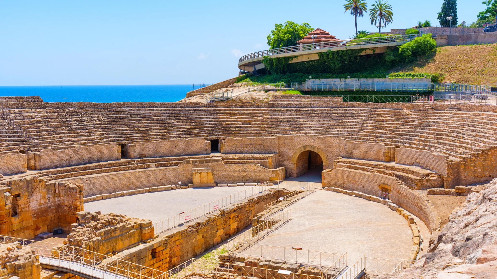 La Península Ibérica fue vital en la época del Imperio Romano y se construyeron muchos anfiteatros, sobre todo cerca del mar Mediterráneo para el control de los romanos