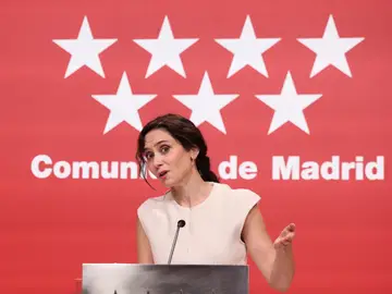 Ayuso comparece tras la condena al Fiscal General del Estado La presidenta de la Comunidad de Madrid, Isabel Díaz Ayuso, comparece ante los medios de comunicación, a 21 de noviembre de 2025, en Madrid (España). El Tribunal Supremo (TS) ha condenado al fiscal general del Estado, Álvaro García Ortíz, a dos años de inhabilitación y una multa de 7.200 euros por un delito de revelación de secretos contra Alberto González Amador --novio de la presidenta madrileña, Isabel Díaz Ayuso--, a quien ordena indemnizar con 10.000 euros por daños morales. 21 NOVIEMBR...