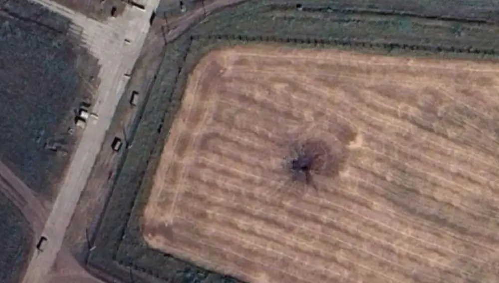 Imágenes satelitales publicadas por un bloguero militar ruso que muestran un impacto de un Kinzhal en medio del campo.