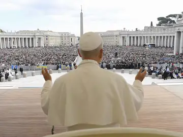 El Papa cambia la norma para permitir que una mujer sea gobernadora del Vaticano y consolida en el cargo a Petrini El Papa cambia la norma para permitir que una mujer sea gobernadora del Vaticano y consolida en el cargo a Petrini