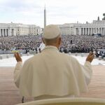 El Papa cambia la norma para permitir que una mujer sea gobernadora del Vaticano y consolida en el cargo a Petrini