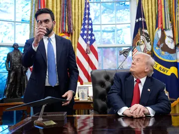 US President Donald Trump Meets NYC Mayor Elect Zohran Mamdani in Washington WASHINGTON (United States), 21/11/2025.- US President Donald Trump (R) meets with New York City mayor-elect Zohran Mamdani (L) in the Oval Office at the White House in Washington, DC, USA, 21 November 2025. (Nueva York) EFE/EPA/YURI GRIPAS / POOL
