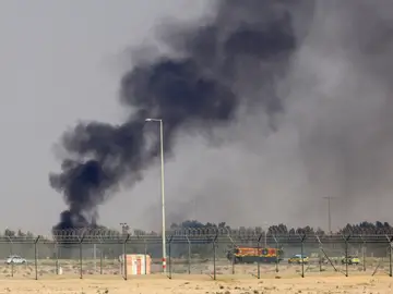 Un caza se estrella en Emiratos Árabes Unidos y el piloto muere a causa del accidente Dubai (United Arab Emirates), 21/11/2025.- Emergency services work at the site of an aircraft crash during the Dubai Air Show in Dubai, United Arab Emirates (UAE), 21 November 2025. An Indian Tejas fighter aircraft participating in a flying display crashed, resulting in the death of the pilot, the UAE Ministry of Defense reported. (Emiratos Árabes Unidos) EFE/EPA/STRINGER