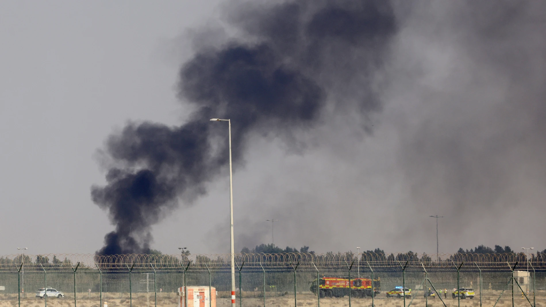 Dubai (United Arab Emirates), 21/11/2025.- Emergency services work at the site of an aircraft crash during the Dubai Air Show in Dubai, United Arab Emirates (UAE), 21 November 2025. An Indian Tejas fighter aircraft participating in a flying display crashed, resulting in the death of the pilot, the UAE Ministry of Defense reported. (Emiratos Árabes Unidos) EFE/EPA/STRINGER