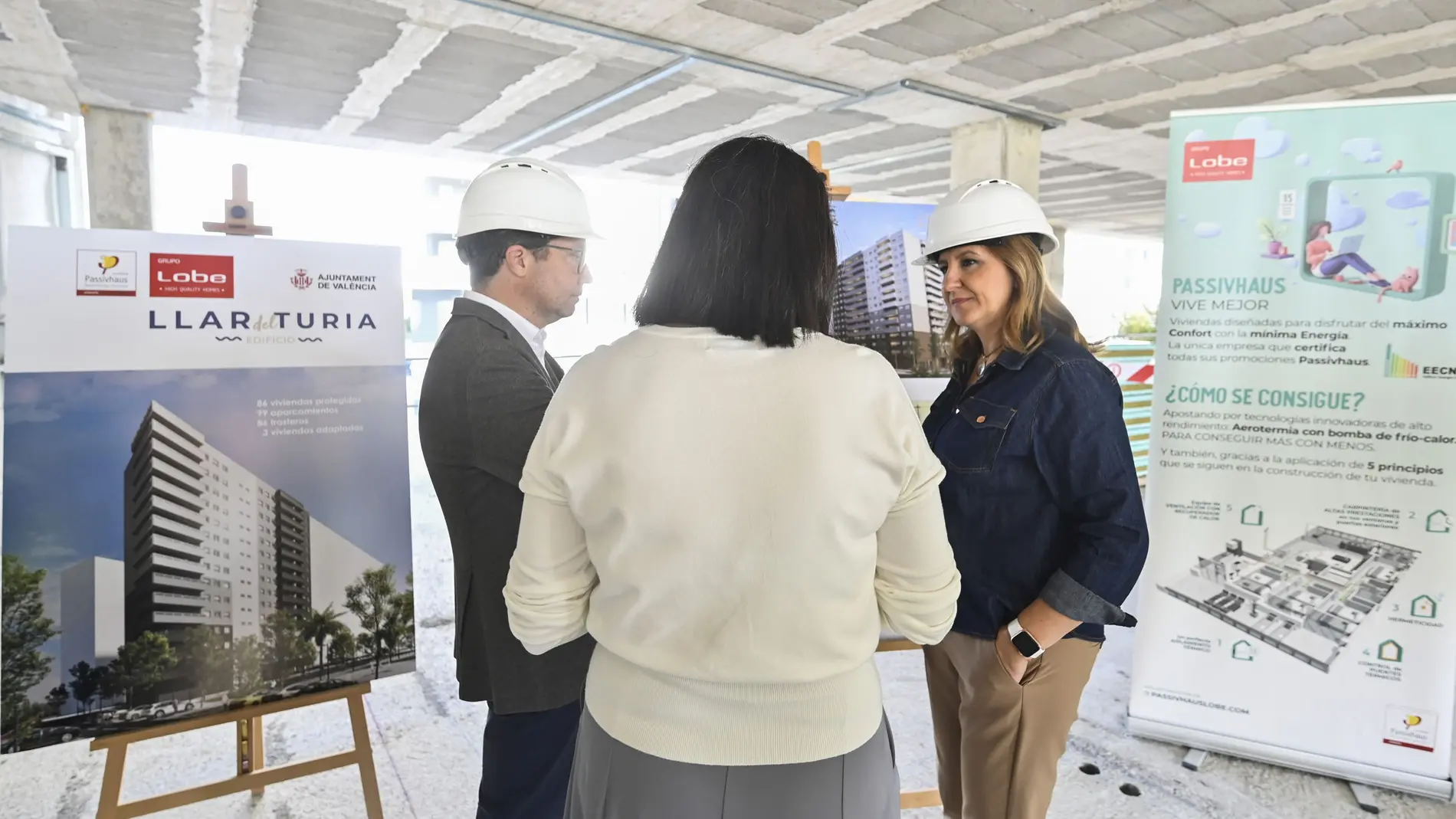 La alcaldesa Catalá y el concejal Juan Giner, visitan un edificio de viviendas protegidas en construcción en el barrio de Malilla, en Valencia