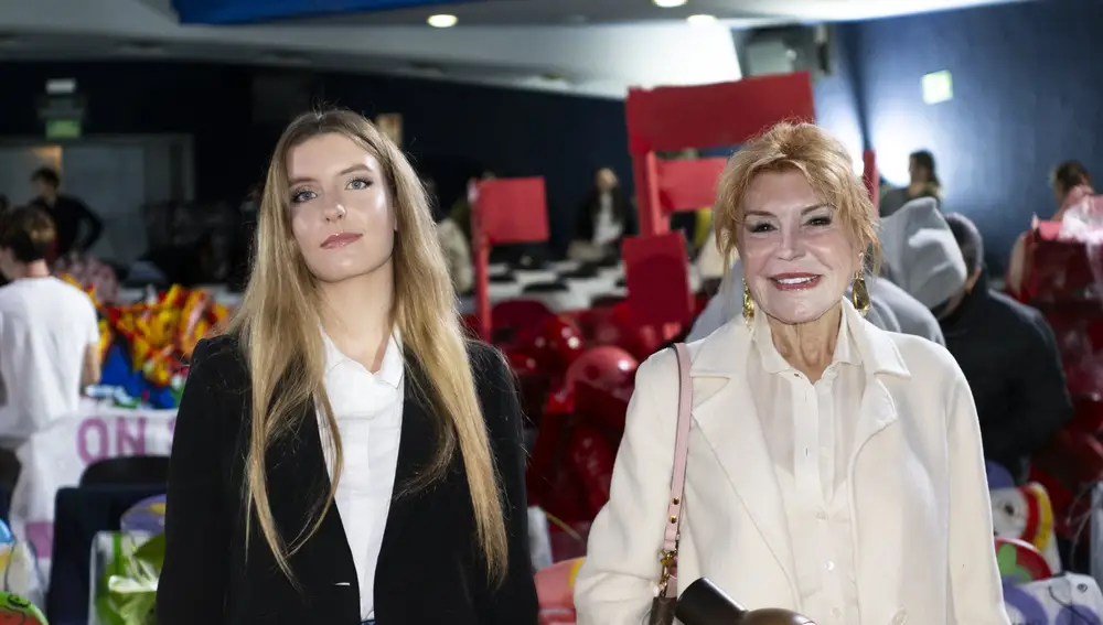 Carmen Thyssen junto a su madre en Barcelona.