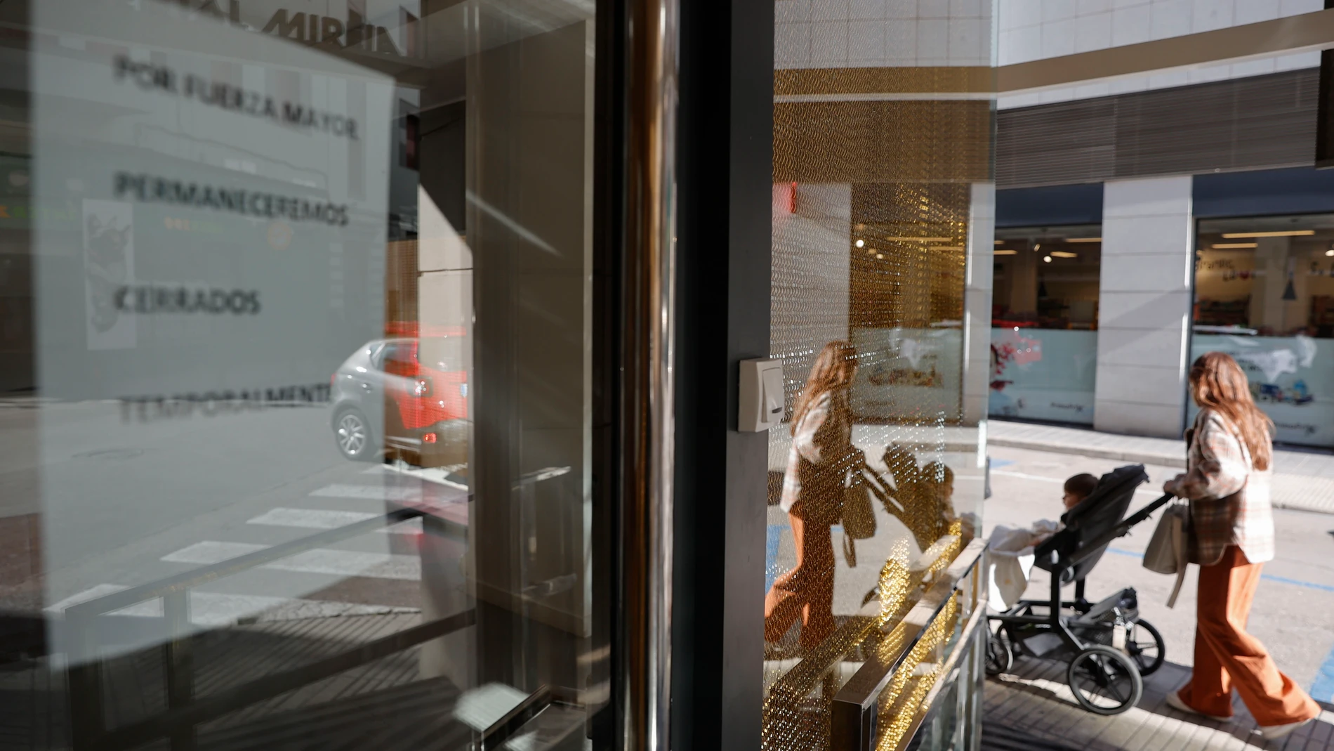 ALZIRA (VALÈNCIA), 21/11/2025.- Cartel que indica el cierre temporal en la fachada principal de la clínica dental de Alzira (València). Una niña de seis años ha fallecido tras haber sido atendida en una clínica dental privada de Alzira, mientras que otra menor, de 4 años, atendida en la misma clínica, se encuentra ingresada en el hospital Clínico de València. EFE/ Manuel Bruque