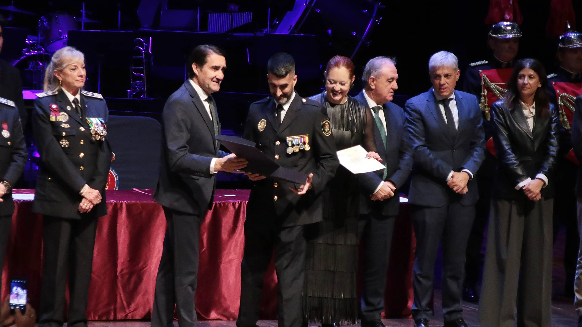 El consejero de Medio Ambiente, Vivienda y Ordenación del Territorio, Juan Carlos Suárez-Quiñones, entrega a uno de los agentes una de las Medallas al Mérito de la Policía Local