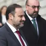 Koldo García (d) junto al entonces ministro de Fomento, José Luis Ábalos