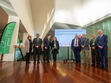 Mañueco a su llegada al V Congreso Autonómico de Personas Afectadas por Cáncer junto al consejero Alejandro Vázquez o Carlos García, entre otros Mañueco a su llegada al V Congreso Autonómico de Personas Afectadas por Cáncer junto al consejero Alejandro Vázquez o Carlos García, entre otros